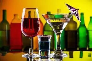 无酒精饮料市场动态 喜力新广告、怡泉推减糖版，专家警示能量饮料与酒精混合风险